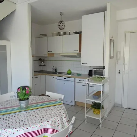 Hyères, 2 Bedrooms, 4 Persons - Fr-1-335-125 *