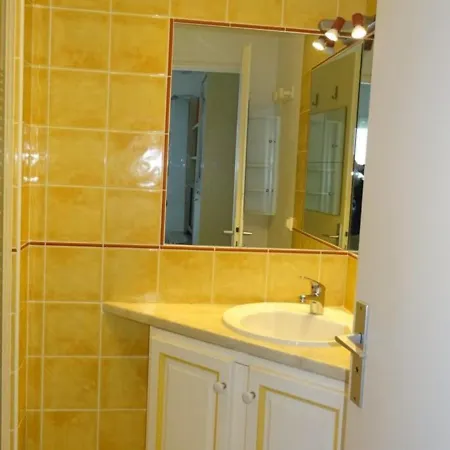 Hyères, 2 Bedrooms, 4 Persons - Fr-1-335-125